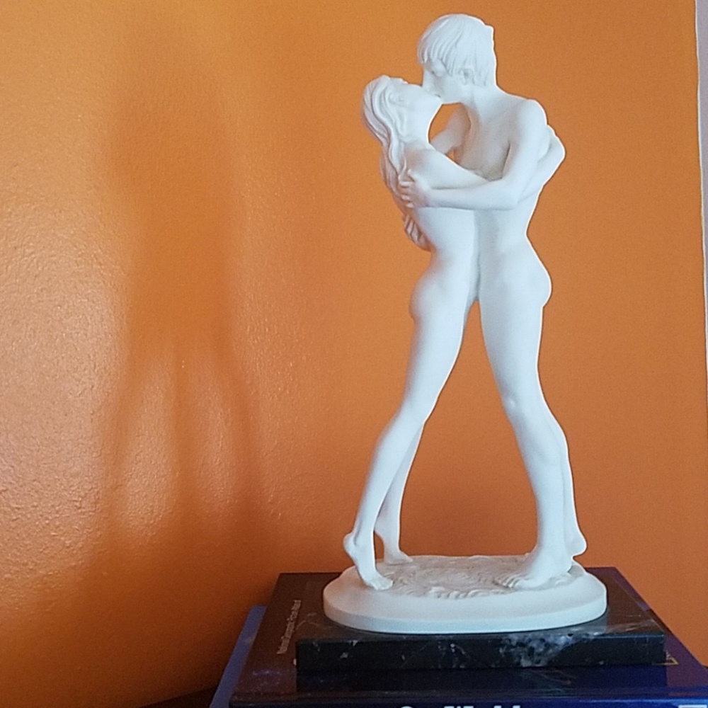 Gorgeous Lovers kissing statue